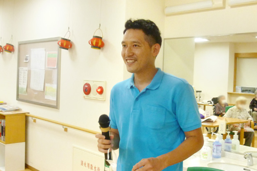 季節の行事で司会をするスタッフ
