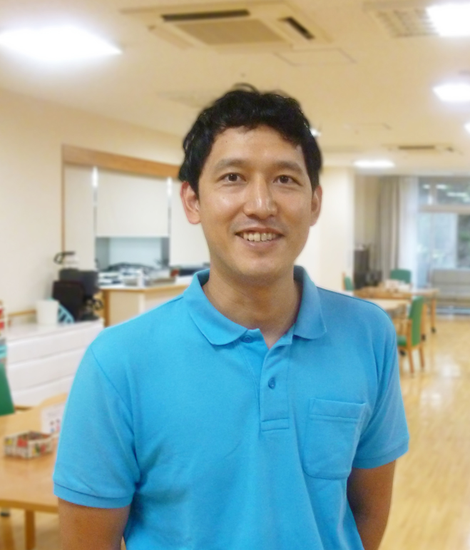 先輩職員（介護福祉士）の写真